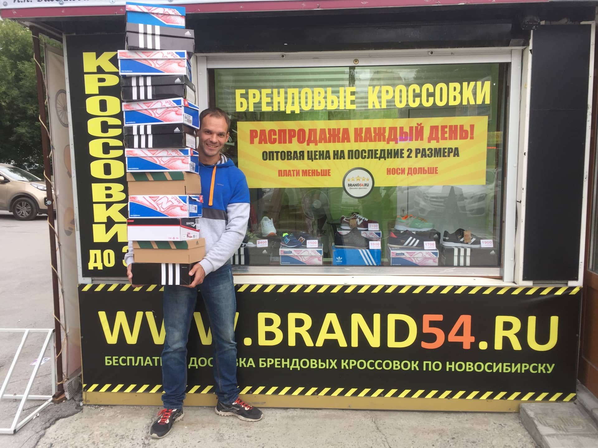 Известный режиссёр Олег Захаров на фоне моего магазина